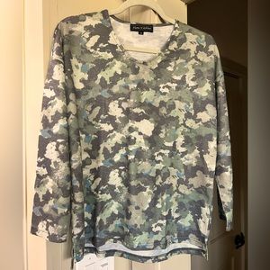 FLORA ASHLEY Camo Print Knit Top, metallic silver woven into to fabric, small